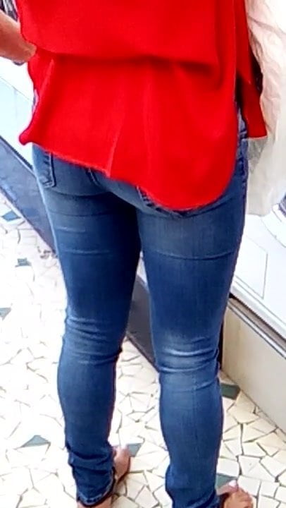Beurette en jeans moulant au distributeur de ticket - De vídeos de grado para golpe de ticket muerto