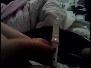 gorda se masturba con una flauta