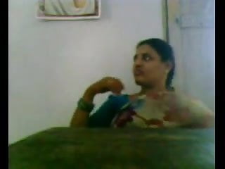Desi Aunty in Saree Showing Boobs