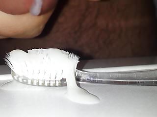 Cumshot on Stepsister&#039;s Toothbrush