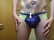 in blauer badehose 