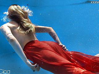 Mimi Cica Underwater video: Finlands best Mimi Cica underwater nude swimming