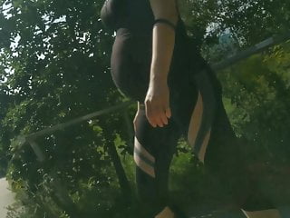 Schwangere Frau Spaziergang in Park - Bild 3