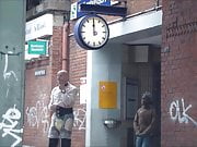 Plastikschlampe: plastic+diapers in public at train station