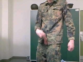 320px x 240px - Soldat wichs auf Armystiefel - Gay Porn, Man, Military - MobilePorn