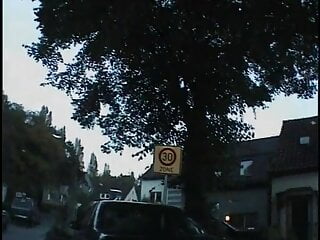 Diese kleine huebsche Fickmaus uebernimmt noch Bueroarbeiten - Bild 3