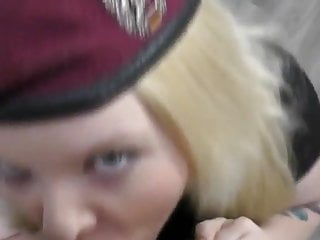 Fette Soldatennutte gefickt und Fotze besamt - Bild 3