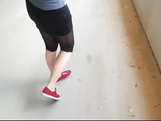 Girlfriend has to pee and wets her Leggings on parking deck