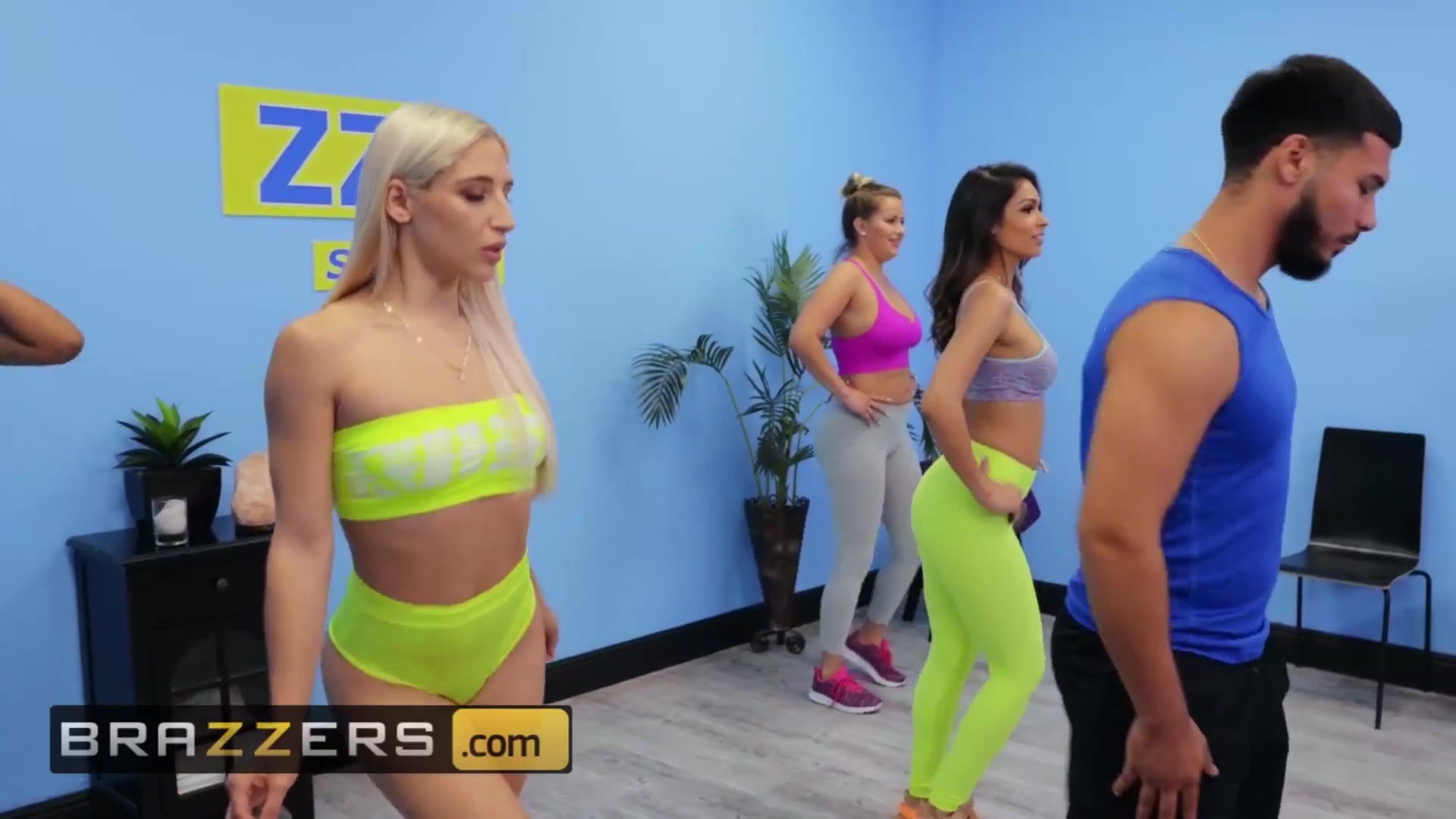 Brazzers studio dancers start an unreal (lesbian) dance in gym