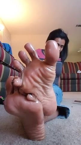 Oiled Foot - Sexy oiled soles give a foot show - Foot Show, Give, Sexy - MobilePorn