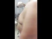 hubby records the bath of his wife
