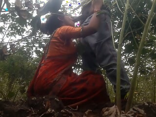 KHET ME KAM KARANE AAI BHABHI KI CHUDAI