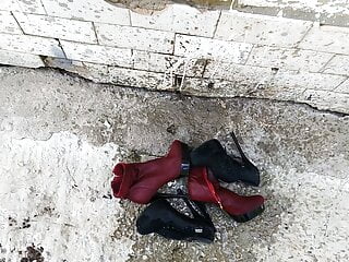 PISSING SHOES25