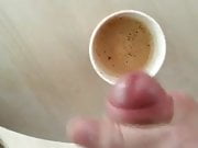Geil in den Kaffee gespritzt