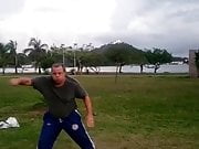 Velho na capoeira 