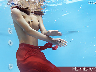  video: Tiny skinny pornstar Hermione Ganger in the pool