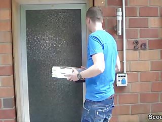 Ehemann guckt zu wie Frau einen Jungen Typen 18yr fickt - Bild 1