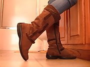 Caroline Ecco boots shoeplay bathroom PREVIEW