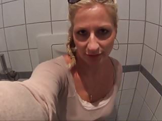 Blonde Sau schifft im Bahnhofsklo!