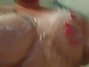 BBW mit dicken Titten Dildo reiten in der Dusche