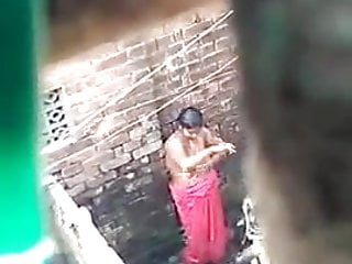 Desi Bhabhi khule me naha rahi h