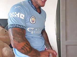 Football Player Huge Cumshoot!