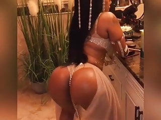 Black girl twerks that big black booty