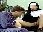 Handwerker fickt notgeile Nonne direkt im Kloster durch