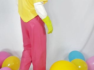 A fully dressed rubber and latex fetishist fucks a balloon!