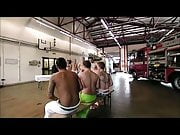 Bombeiros fazendo exame nos testiculos