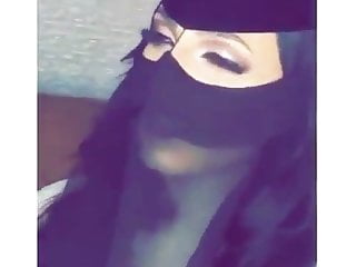 Femme arabe en hijab avec des...