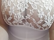 Chica soltera con blusa transparente