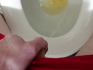 Peeing with you're sweet little Berry butt