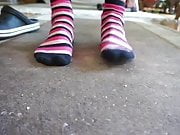 Meine Fuesse in den Socks meiner Schwester